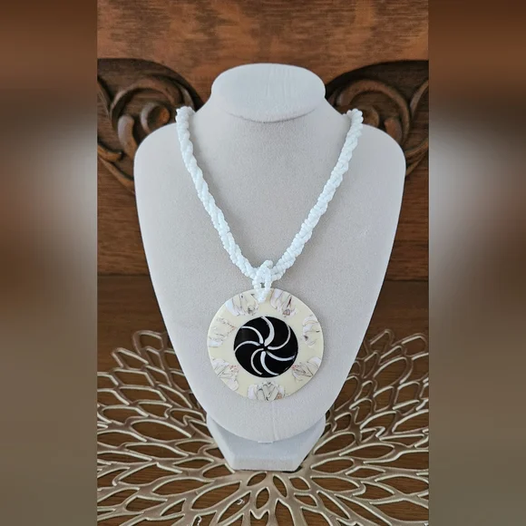 Handpainted Blk & White Design Shell Pendant With 16in Beaded Necklace - Picture 1 of 9